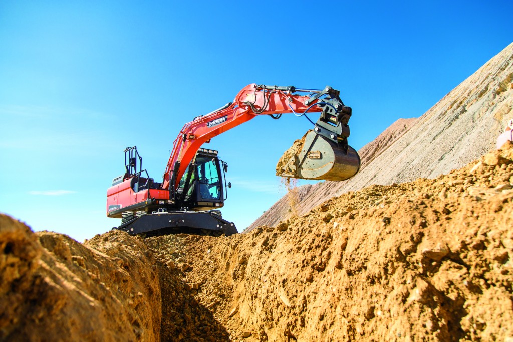 Doosan power tilting coupler for up to 180 degrees of attachment movement