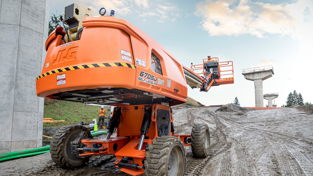 JLG self-levelling boom lift automatically adapts to terrain on slopes up to 10 degrees