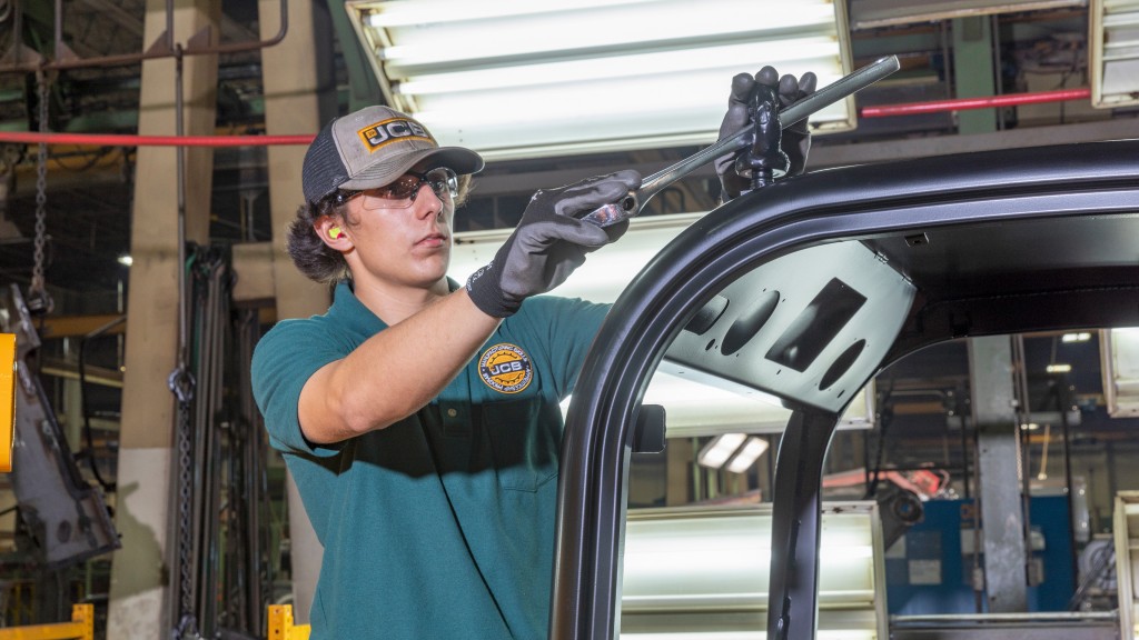 JCB welcomes 14 new apprentices to manufacturing and craft skills apprenticeship programs