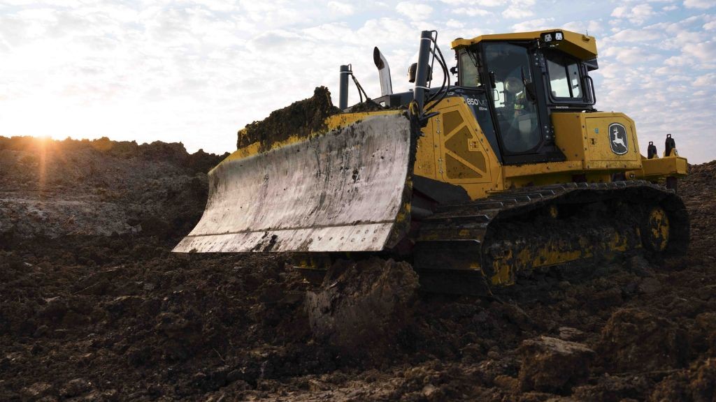 John Deere's powerful new 850 X-Tier dozer with E-Drive gives operators maximum control