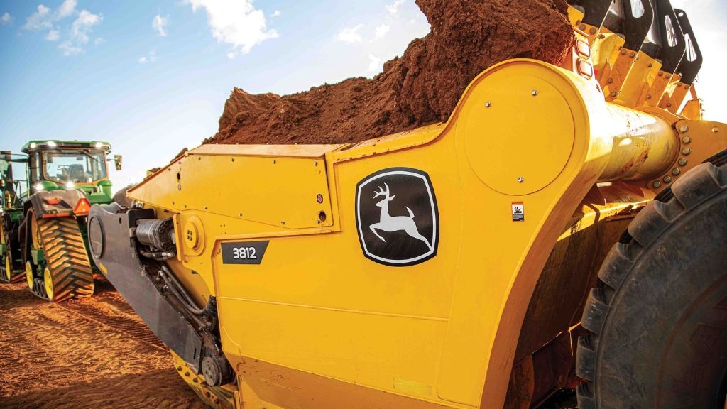 John Deere expands large scraper lineup with two self-loading models