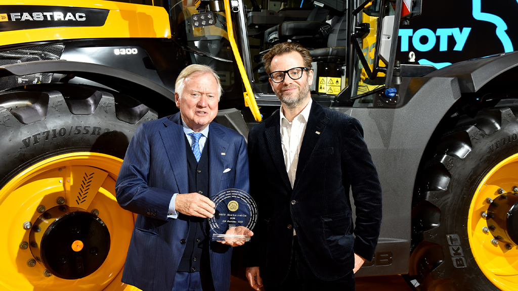 JCB’s all-new high-power Fastrac takes home Tractor of the Year from Agritechnica