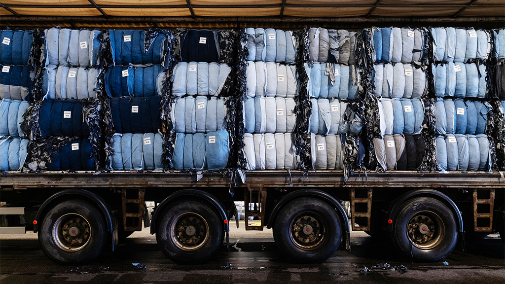 Cross Wrap accelerates safe textile recycling with bale dewiring solutions