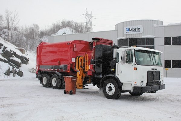 Labrie's first automated compressed natural gas (CNG) waste and recycling vehicle, the Labrie CNG Automizer.