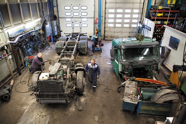 A Volvo FH 460 Euro 3 is checked for leaks and faults, and dismantled front to rear at the Volvo Truck Centre outside of Göteborg, Sweden. A Volvo FH 460 Euro 3 is checked for leaks and faults, and dismantled front to rear at the Volvo Truck Centre outside of Göteborg, Sweden.