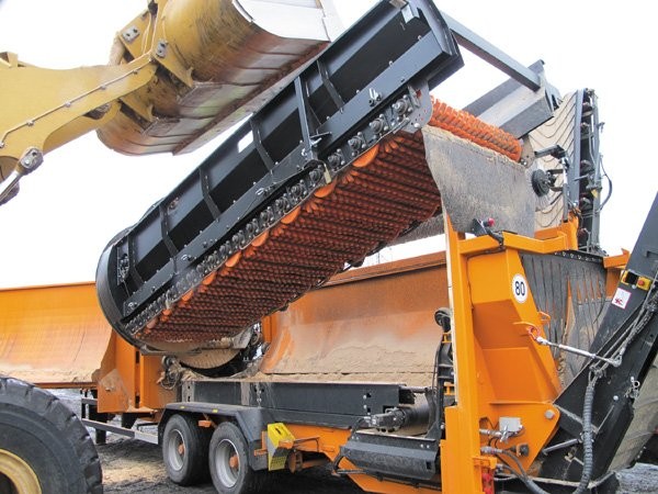 Doppstadt's SM 720 and 720K trommel screens can be converted into a star sceen in about half an hour using a newly introduced insert. Doppstadt's SM 720 and 720K trommel screens can be converted into a star sceen in about half an hour using a newly introduced insert.