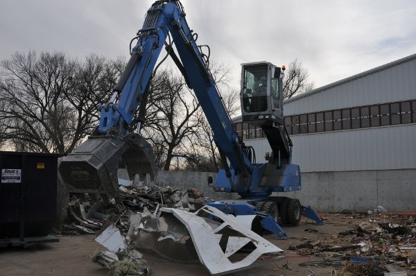 Terex Fuchs MHL331D material handlers offer a maximum eye-level of 17 feet so operators can look over the tops of high wall containers when loading material. Terex Fuchs MHL331D material handlers offer a maximum eye-level of 17 feet so operators can look over the tops of high wall containers when loading material.