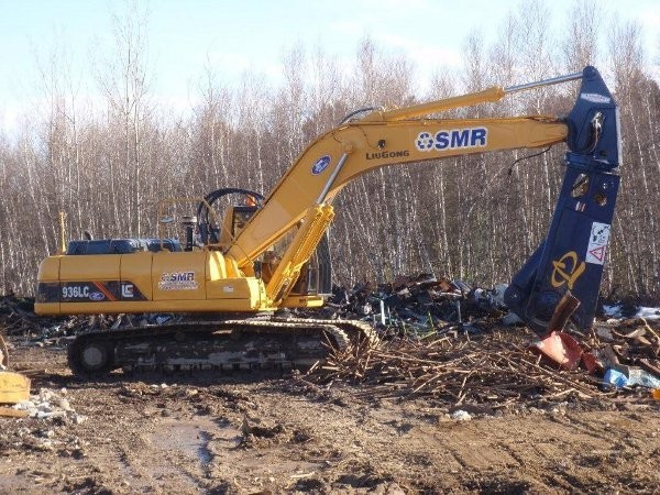 LiuGong excavator, fitted with a LaBounty shear.
