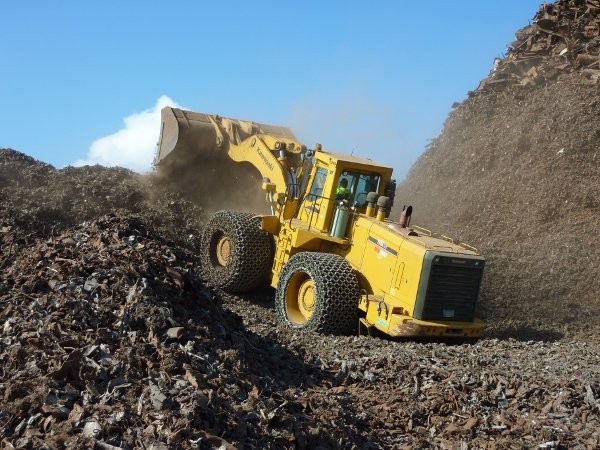 OneSteel Recycling's Kawasaki 115ZV-2 features a centre support on the bucket so they can easily move their 10-ton Bateman shipping grapples.