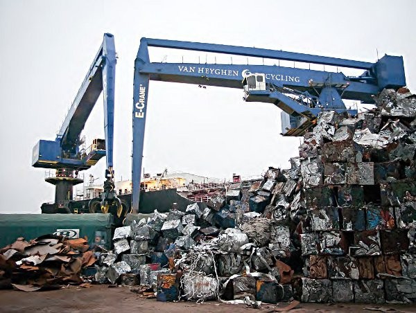 E-crane allows scrap stockpiling to over 25 metres and cuts loading time in half