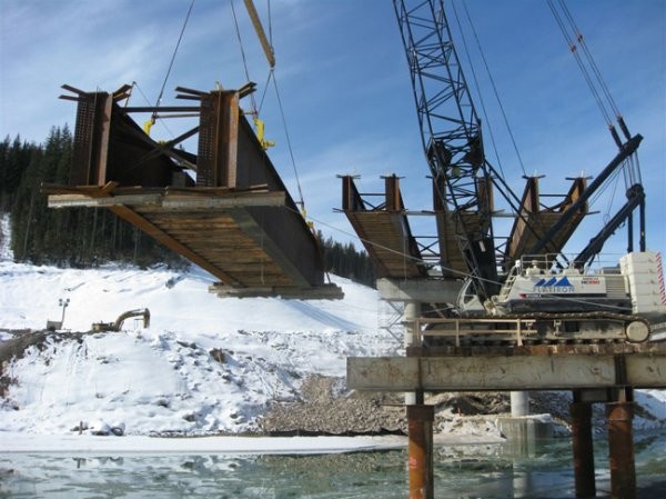 Maneuverable, easily de-rigged crane eases bridge construction