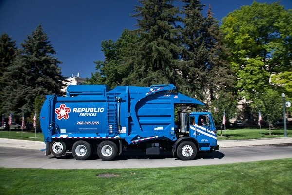 New Fleet of natural gas powered trucks online for Republic's Twin Cities operations New Fleet of natural gas powered trucks online for Republic's Twin Cities operations