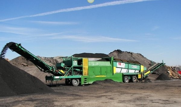 McCloskey trommel screen handling asphalt shingles - photo courtesy of GAF, 2013. McCloskey trommel screen handling asphalt shingles - photo courtesy of GAF, 2013.