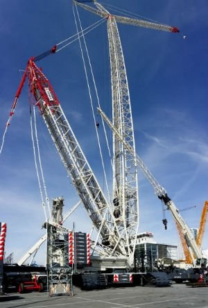 Superlift being assembled at CONEXPO