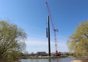 Manitowoc 16000 erects America's tallest flagpole