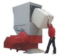 Single shaft shredder handles bulky plastic containers