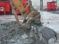 Heavy-duty concrete pulverizer