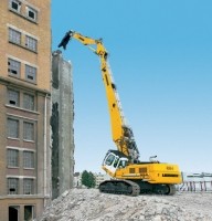 DEMOLITION EXCAVATOR REACHES UP TO 92 FT