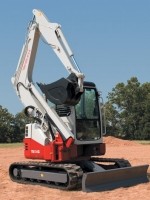 Excavator features side-to- side offset boom