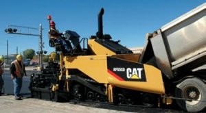 Paver can counter-rotate in own footprint