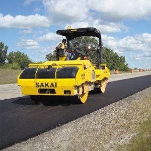SAKAI's SW880 high-frequency vibratory asphalt roller increases paving productivity