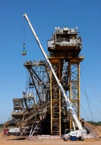 The LTR 1060 Combines the Advantages of Both Telescopic and Crawler Cranes The LTR 1060 Combines the Advantages of Both Telescopic and Crawler Cranes