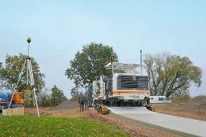 Top Precision Completely without Stringlines: Wirtgen Slipform Paver SP 25i with AutoPilot Field Rover