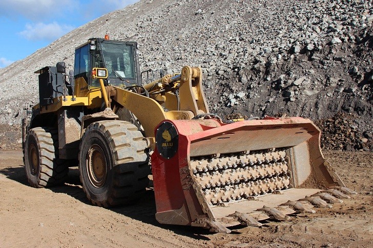 Large Screener Crusher Attachment Turns Loaders And Excavators  Into High-Efficiency Processing Machines For Mining Applications