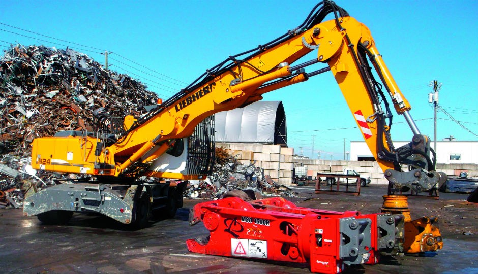West Coast Metal Recycling is one of the first in Canada to use a LIKUFIX hydraulic coupler on their Liebherr A924 material handler.