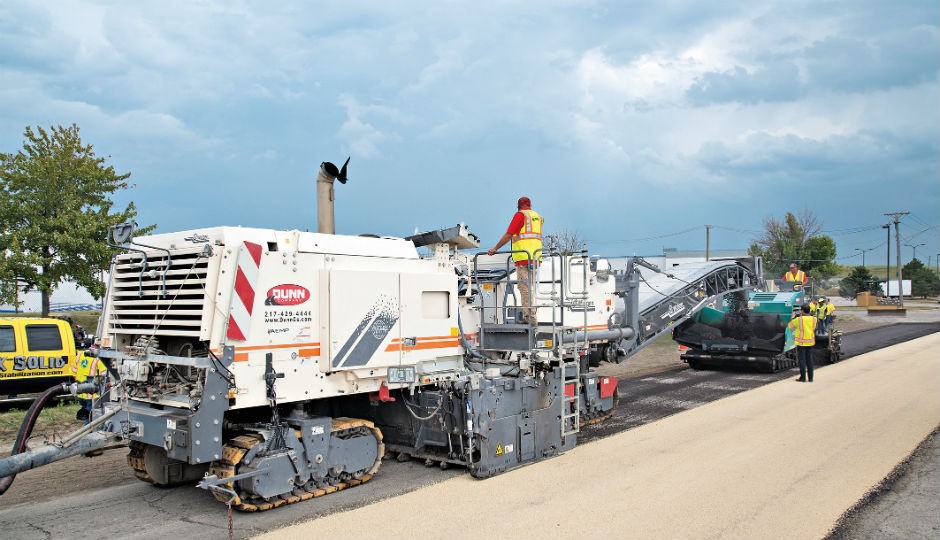 Dunn mills and creates cold-recycled RAP mix in Wirtgen 3800 CR and places into Vögele paver VISION 5200-2 using a „rear-mounted conveyor“