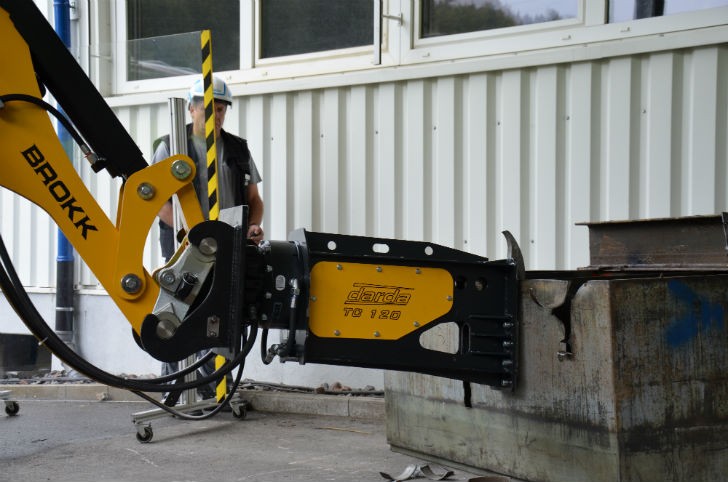 The TC120 provides great flexibility with its hydraulic rotation capabilities and five-inch-wide jaws. It exerts 75 tons of cutting force at 7,250 psi to easily cut through half-inch thick steel plate.