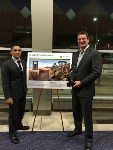 Trimble Loadrite Regional Manager Nigel Kurtz and Marketing Manager Elliot Chisholm receive Deere Supplier Innovation Award.