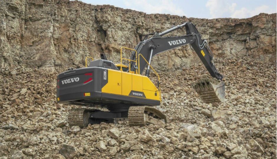 The Volvo EC220E crawler excavator builds on the strong reputation of the previous D-Series model with reduced emissions and fuel consumption, as well as enhanced power and productivity.