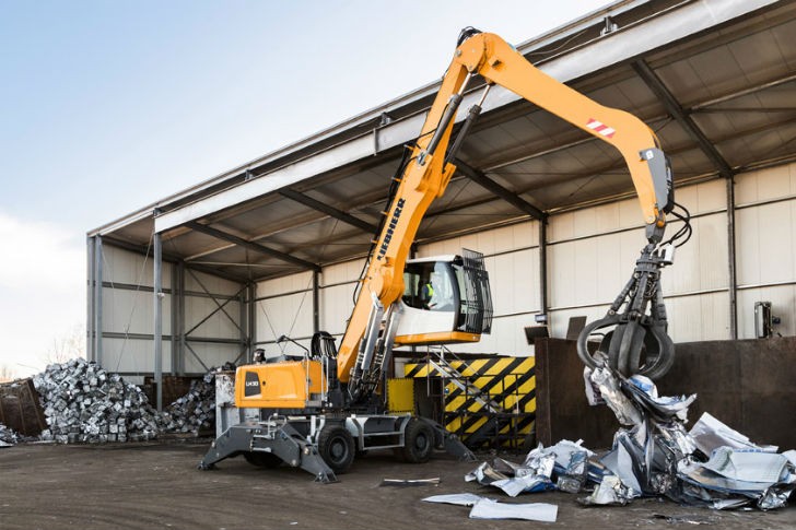 The new Liebherr LH 30 M material handler feeding a shredder