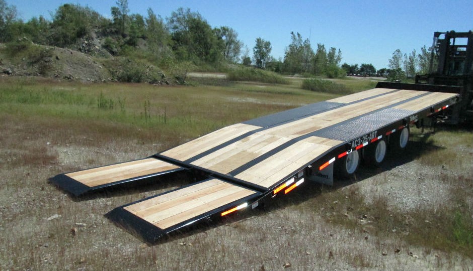 Talbert Manufacturing’s AC3-25-ART, the newest Air Ramp/Air Tilt Series trailer model, features an ultra-low load angle of 7 degrees with a 33-inch deck height for optimal view of the equipment and surroundings while hauling.