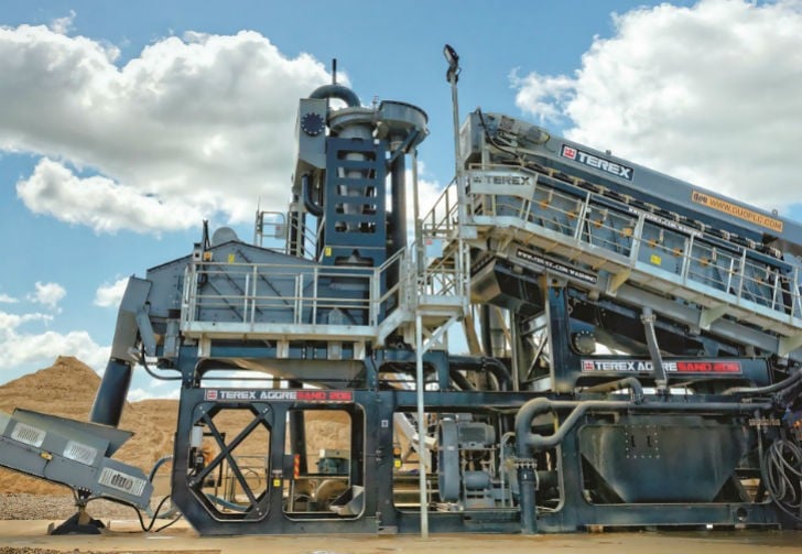 The AggreSand system combines aggregate washing and screening with sand processing on a modular chassis.