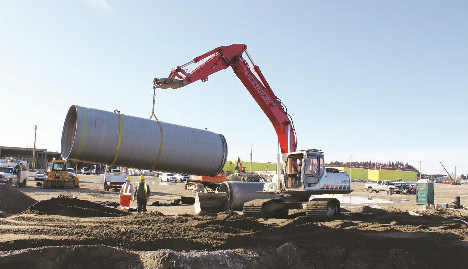 A 6-metre-long section of large diameter SaniTite HP pipe is moved into place. The polypropylene pipe provides the additional stiffness plus the long bell and dual gaskets needed to compensate for the area’s soft soils.