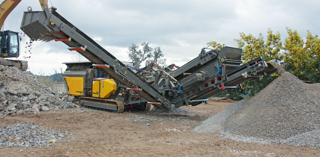 The Rubble Master RM 100GO! crusher in operation.