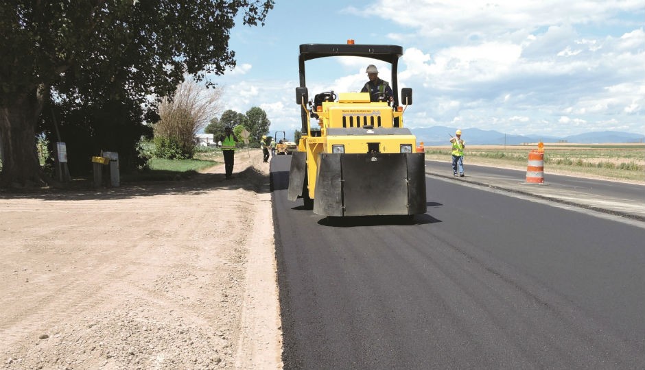 Sakai GW750-2 vibratory pneumatic roller in action.