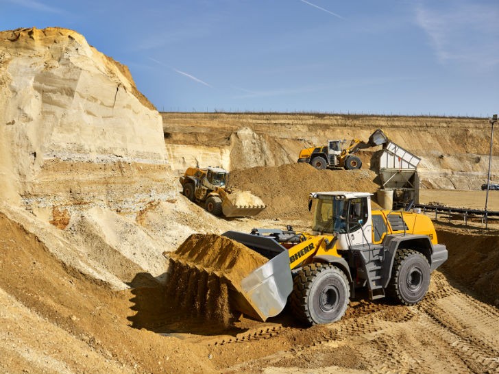 L 586 wheel loaders during extraction operations in the company-owned sandpit in Geilenkirchen.