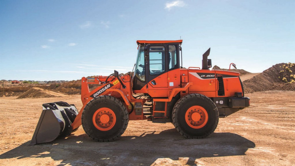 On the DL200-5  wheel loader operators can select between three power modes that adjust the maximum engine rpm.