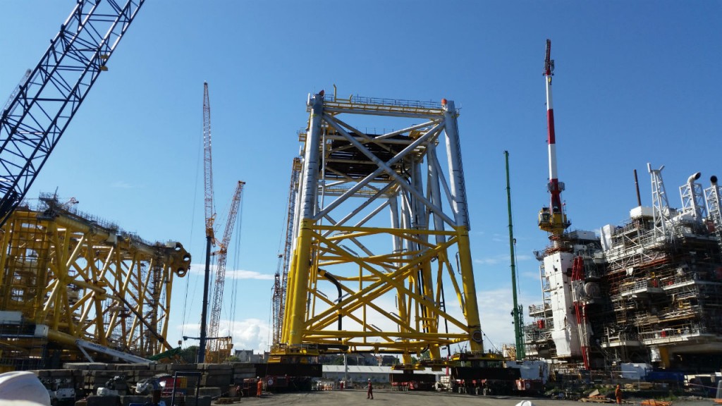 One support element of the production platform on SCHEUERLE SPMTs. For loads with high centres of gravity, SPMTs from the TII Group demonstrate their strengths to full effect and ensure a very high level of safety through precise electronic control. One support element of the production platform on SCHEUERLE SPMTs. For loads with high centres of gravity, SPMTs from the TII Group demonstrate their strengths to full effect and ensure a very high level of safety through precise electronic control.