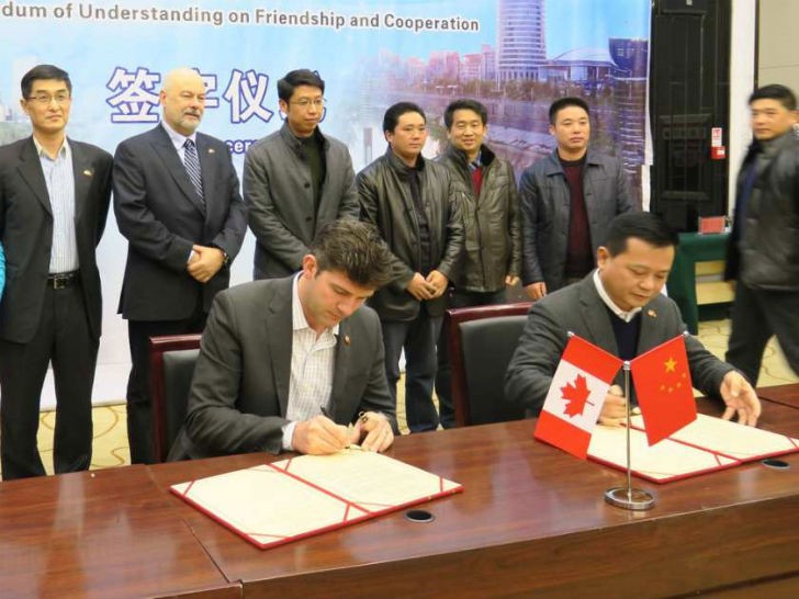 Edmonton Mayor Don Iveson and Lichuan Mayor Zhang Tao sign a   Memorandum of Understanding on Friendship and Cooperation between their two cities in Lichuan on January 8, 2016.