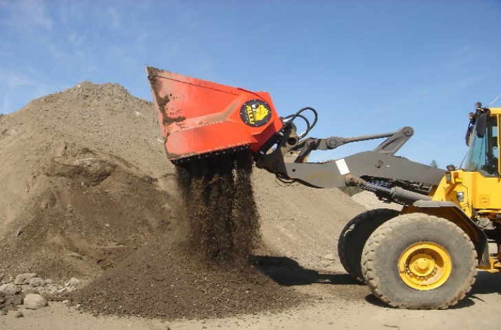 Screening buckets are excellent choice for screening top soil, peat and compost, it can also be mounted to max 12 t excavators or max 8 t loaders, tractors and backhoe loaders.