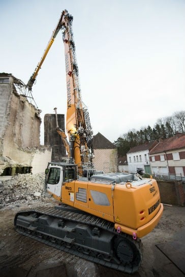 With an operating weight of 90 tonnes, the R 960 Demolition crawler excavator offers a demolition height of up to 33 m.