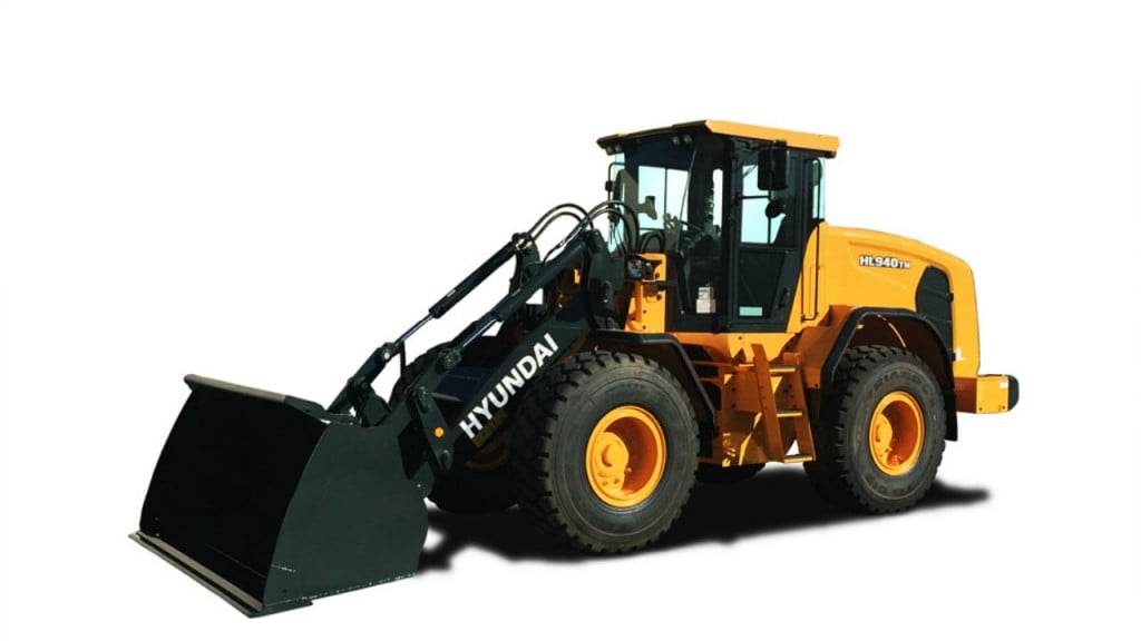 The new Hyundai HL940TM wheel loader is the first Tool Master wheel loader added to the HL900 series. These models feature parallel linkage, which is especially effective in fork applications where level lifting is important.