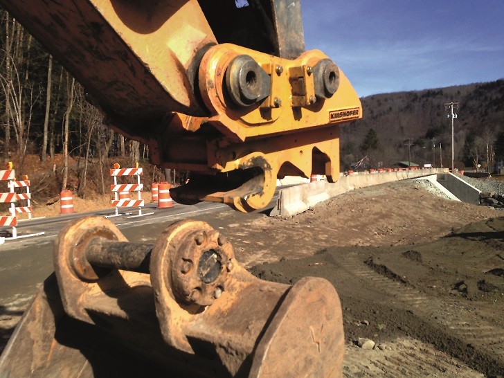 The KINSHOFER CMX Coupler with X-Lock security technique is the solution – here taking a bucket which requires a 90mm pin in the stick and a 80mm pin in the linkage. 