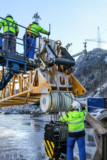 Field tests are being conducted for the high-strength fibre rope from Liebherr and Teufelberger on the LR 1200 crawler crane.