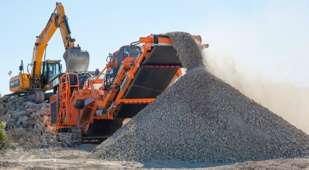 The Rockster impact crusher R1100 is now available as a basic (R1100S), Duplex (R1100DS) or hybrid solution (R1100DE).