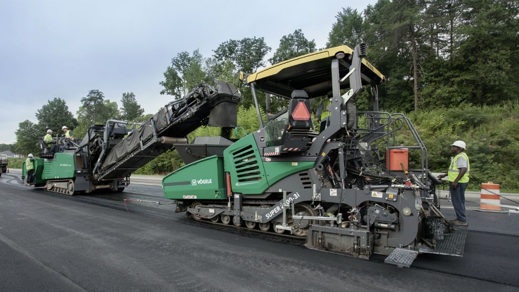 Super 2000-3(i) asphalt paver can be use in highway construction and large-scale commercial applications.